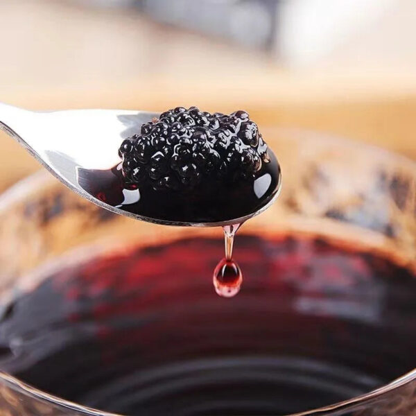 Large-grained, authentic, premium-grade dried black mulberries