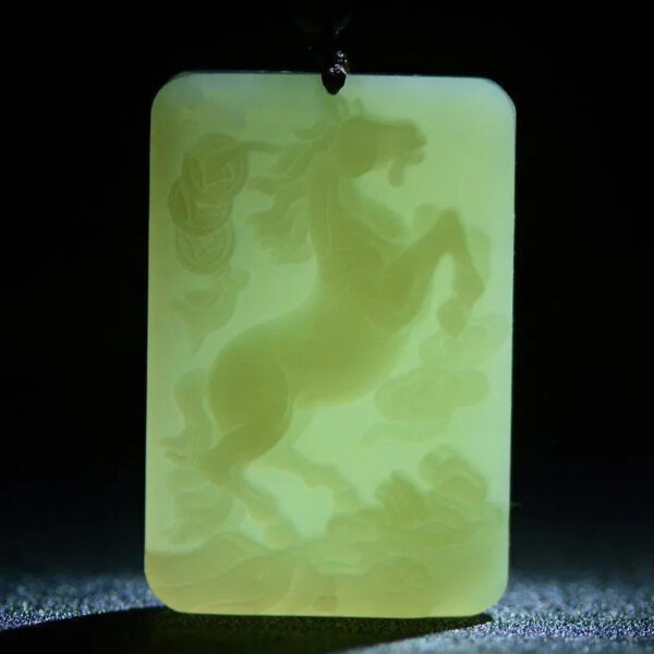 Natural white jade horse pendant, white jade zodiac horse jade pendant, wishing you wealth and success immediately, jade pendant necklace craftsmanship.
